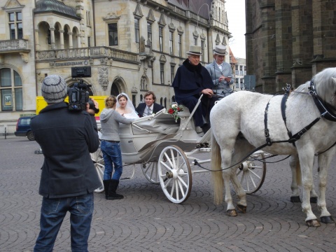 Meret Becker und Thomas Heinze in der Hochzeitskutsche auf dem Marktplatz Bremen