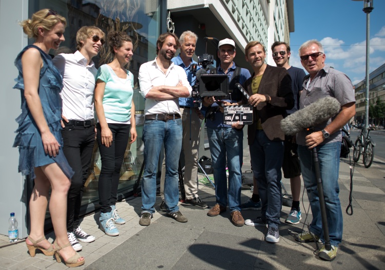 Am Set in Hannover (v.l.): Natalie O’Hara, Richard Hladik, Julia Schmalbrock, Nils Loof, Jochen Coldewey (nordmedia), Tom Bresinsky, Rainer Frank, Florian Hoff und Dirk Diedrich