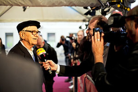 eine Hollywood-Legende gibt sich die Ehre: Seymour Cassel auf dem roten Teppich