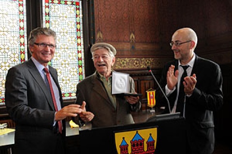 Seymour Cassel erhält das Große Siegel der Stadt Oldenburg.