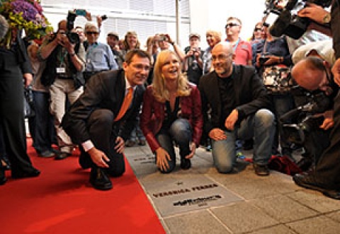 Veronica Ferres, umrahmt von Hilger König, Generalbevollmächtigter der Oldenburgischen Landesbank, und Torsten Neumann, mit ihrem Stern auf dem Walk of Fame