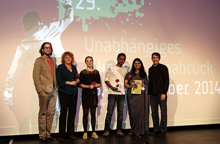 Verleihung des Friedensfilmpreises der Stadt Osnabrück (v.l.): Gerrit Sievert, Julia Oelkers, Jana Klinge, Salma mit Begleitung, Justus Peter