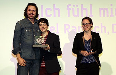 Schauspieler Hardy Schwetter und Robert Alexander Bär mit dem Publikumspreis, rechts Katja Diehl von den Stadtwerken Osnabrück