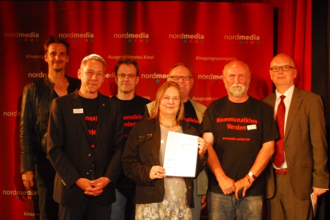 Max von Thun und Thomas Schäffer mit dem Team des Kommunalkino Verden