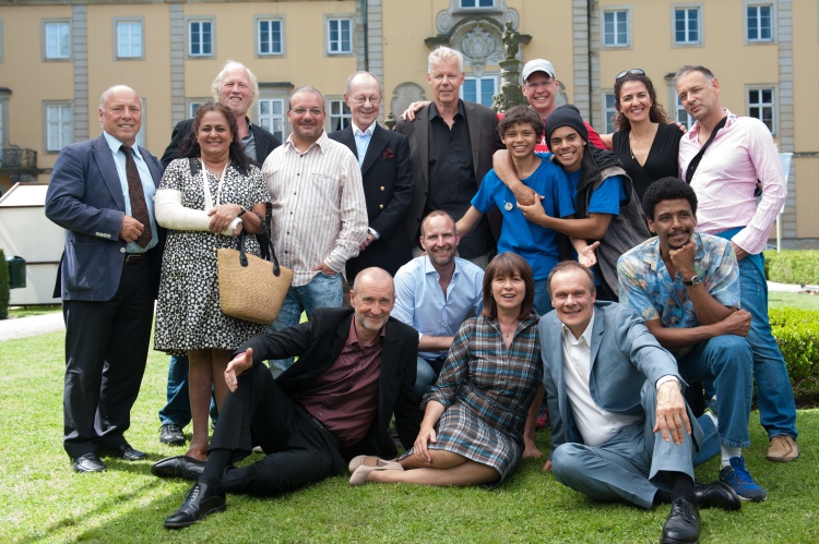 Regisseur Ansgar Ahlers und Jochen Coldewey (nordmedia) (hintere Reihe 3. u. 4. von r.) mit Filmteam am Set von Bückeburg