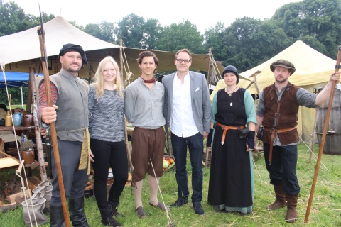 Caterina Born und Jan Oehlmann von nordmedia mit Darsteller Tim Oliver Schultz und Komparsen