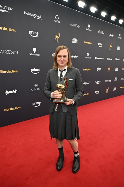 Lars Eidinger mit seinem Bambi für STERBEN © Sabine Brauer Photos O. Walterscheid für Hubert Burda Media