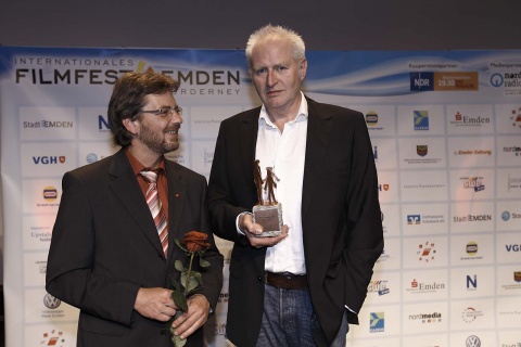 Hans-Erich Viet (rechts) mit dem DGB-Filmpreis fÃ¼r DEUTSCHLAND NERVT! in Emden