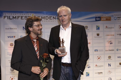 Hans-Erich Viet (rechts) mit dem DGB-Filmpreis fÃ¼r DEUTSCHLAND NERVT! in Emden