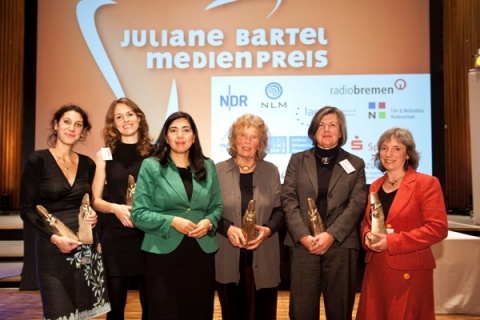 Emily Atef (l.) und Ministerin Aygül Özkan (3. v. l.) mit den weiteren Preisträgerinnen des Julina Bartel Preises
