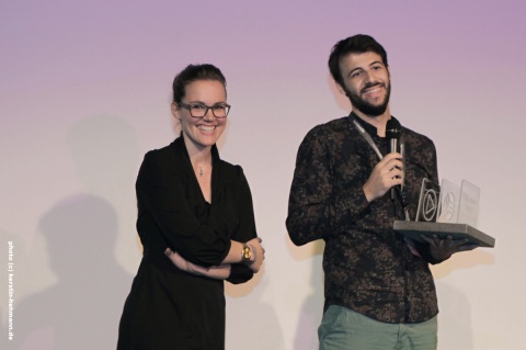 Katja Diehl, Pressesprecherin der Stadtwerke Osnabrück, und Hauptdarsteller Nikos Gelia mit dem Publikumspreis für XENIA