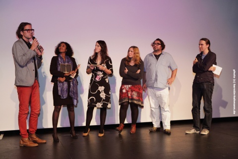 Darstellerin Toulou Kiki nimmt den Friedensfilmpreis der Stadt Osnabrück für timbuktu entgegen (mit Gerrit Sievert, Lukas Foerster, Britt Beyer, Heiko Pinkowski)