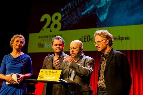 Preisverleihungsmoderatorin Julia Westlake mit der LEO-Jury David Serong, Andreas Wirwalski, Jan Verbeek (v.l.)