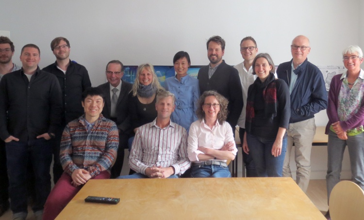 das Team von MOLLY MONSTER in Hannover mit Gästen, stehend, v.l.: Lukas Pulver, Marc Wehe, Lukas Huber, Bernd-Wolf Dettelbach, Sabine Leiber-Joof, Ying Tang, Wolfram Späth, Dr. Jan Oehlmann (nordmedia), Petra Schleuning (nordmedia), Thomas Schäffer (nordmedia), Antje Höhl (Nds. Staatskanzlei); sitzend: Kosuke Nishimoto, Dieter Reinhold und Alexandra Schatz