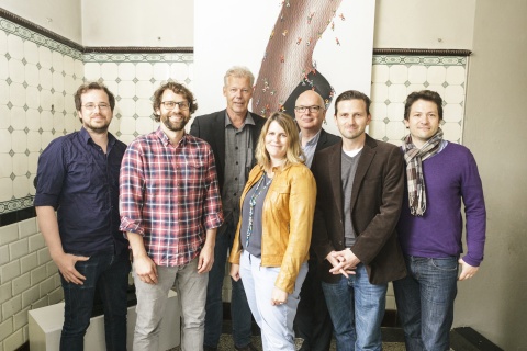 v.l.: Carol Burandt von Kameke (Kamera), Hanno Olderdissen (Regie), Jochen Coldewey (nordmedia), Daniela Mussgiller (NDR), Thomas Schäffer (nordmedia) sowie Knut Jäger und Sebastian Weyland (Produzenten Heimathafen) © Thomas Damm