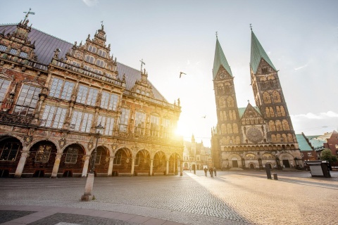 Marktplatz mit Rathaus und Dom © rh2010 - stock.adobe.com