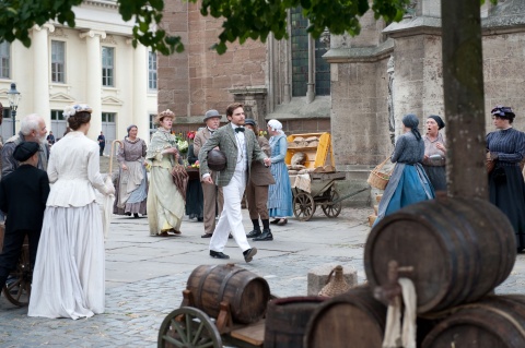 Daniel Brühl in DER GANZ GROSSE TRAUM auf dem Burgplatz in Braunschweig © deutschfilm / Maria Krumwiede