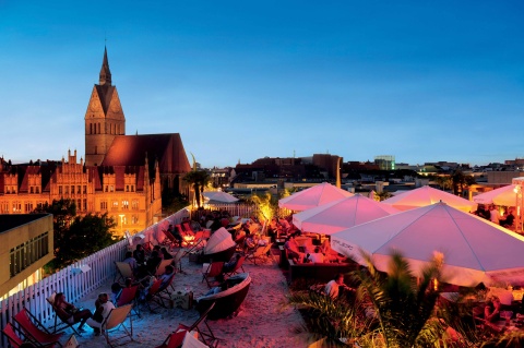 Beachclub mit Blick auf die Altstadt © HMTG / Martin Kirchner