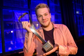 Ben Münchow mit seinem Preis als Bester Nebendarsteller in ROCKABILLY REQUIEM. (© Oliver Dietze)