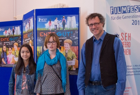 Nobert Lechner mit Darstellerinnen Lynn und Lisa (v.l.)