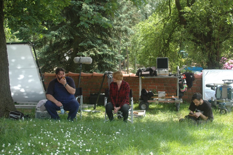 Schattige Pause zwischen zwei Szenen: Pinkowski unterhält sich mit Hennings Mutter. © nordmedia