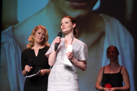 Karoline Herfurth (Mitte) nimmt den Emder Schauspielpreises entgegen