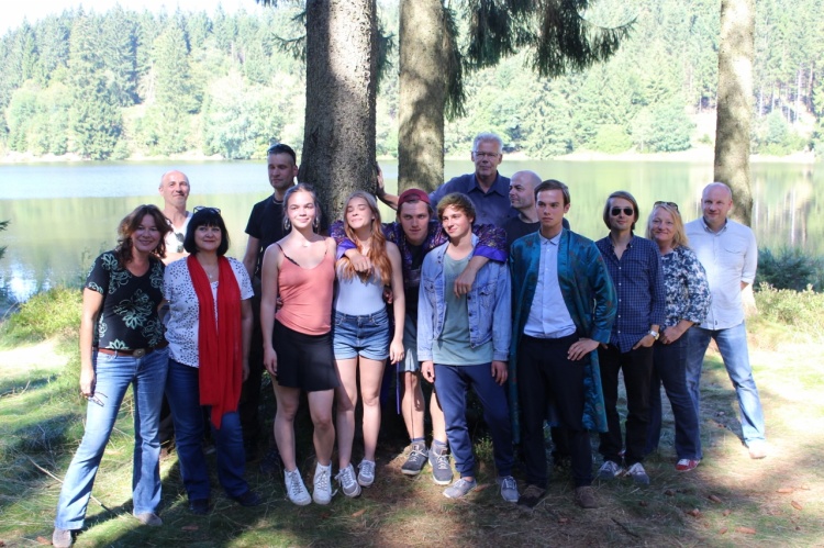 v.l.: Stefanie Groß (SWR), Guido Schwab (ostlicht filmproduktion), Britta Marciniak (MDM Mitteldeutsche Medienförderung), Stephan von Tresckow (Szenenbildner), Matild Merkel (Rolle Steffi), Milena Tscharntke (Rolle Judith), Enno Trebs (Rolle Paule), Matti Schmidt-Schaller (Rolle Glocke), Jochen Coldewey (nordmedia), Philipp Hirsch (Regie), Tom Gronau (Rolle Elias), Marcel Lenz (ostlicht), Susanne Lange (nordmedia), Ulrich Brams (Cine-Mobil) © nordmedia