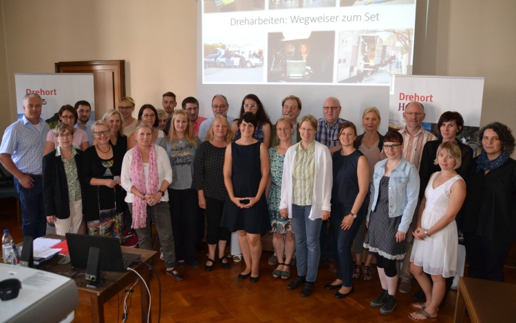 Großes Interesse am "Wegweiser zum Set": die Seminarteilnehmer mit Referentin Nadine Freitag, Foto: HTV