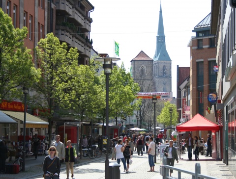 Fußgängerzone mit Blick auf die St. Andreaskirche © Hildesheim Marketing