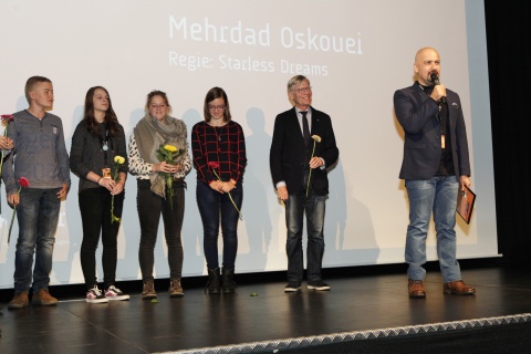 Regisseur und Gewinner des Filmpreis für Kinderrechte Mehrdad Oskouei, Jugendjury und Bürgermeister Burkard Jasper