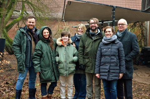 am Set von GOTH v.l.: Bernhard Piesk (Darsteller „Felix“), Julia Hartmann (Darstellerin "Julia"), Oskar von Schönfels (Darsteller „Niko“), Daniela Mussgiller (NDR), Nils Loof (Regisseur), Rike Steyer (Produzentin) und Thomas Schäffer (nordmedia)