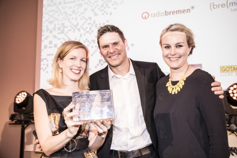 GewinnerInnen Julia Nölker, Frederik Fichtner und Gesa Treuner von der Kategorie TV mit Galileo: You are President