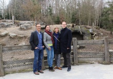 Fototermin vor dem Wolfsgehege: die Hauptdarsteller Hannes Jaenicke, Ursula Strauss, Valerie Niehaus und Godehard Giese (v.l.)  © nordmedia