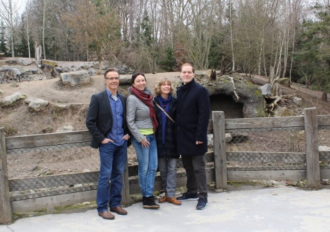Fototermin vor dem Wolfsgehege: die Hauptdarsteller Hannes Jaenicke, Ursula Strauss, Valerie Niehaus und Godehard Giese (v.l.)  © nordmedia
