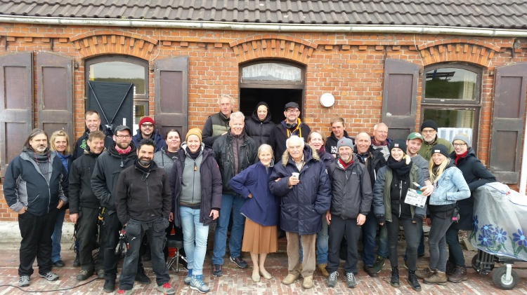 Das Team zusammen mit Jochen Coldewey (nordmedia), Regisseur Torsten Wacker und den Schauspielern Hedi Kriegeskotte und Charles Brauer  © nordmedia