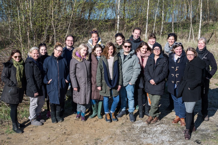 Das Team mit Regisseurin Esther Bialas (Mitte).