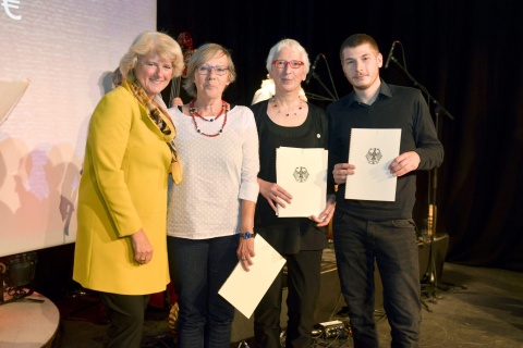 Monika Grütters mit Ruth Rogée, Elke Rickert und Kevin Beck vom Scala Porgrammkino Lüneburg