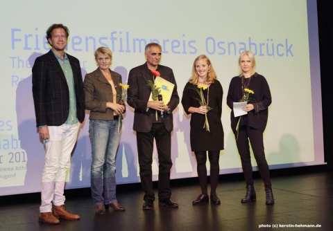 Verleihung des Friedensfilmpreises (v.l.): Gerrit Sievert , Ulrike Dotzer, Leonardo di Costanzo THE INTRUDER, Irja von Bernstorff und Annette Hess