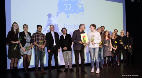 Leonardo di Costanzo THE INTRUDER und Sophie Linnenbaum PIX (beide Mitte)  mit Jurys und Preisstiftern