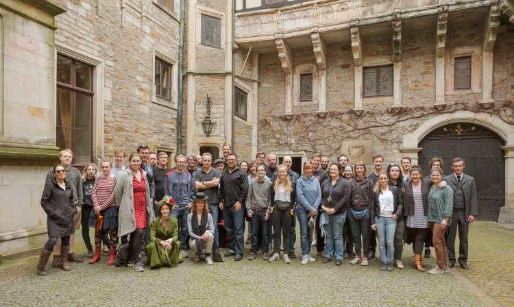 Das Team von SIE HATTEN KEINE WAHL vor den mittelalterlichen Mauern des Schloss Bückeburg.