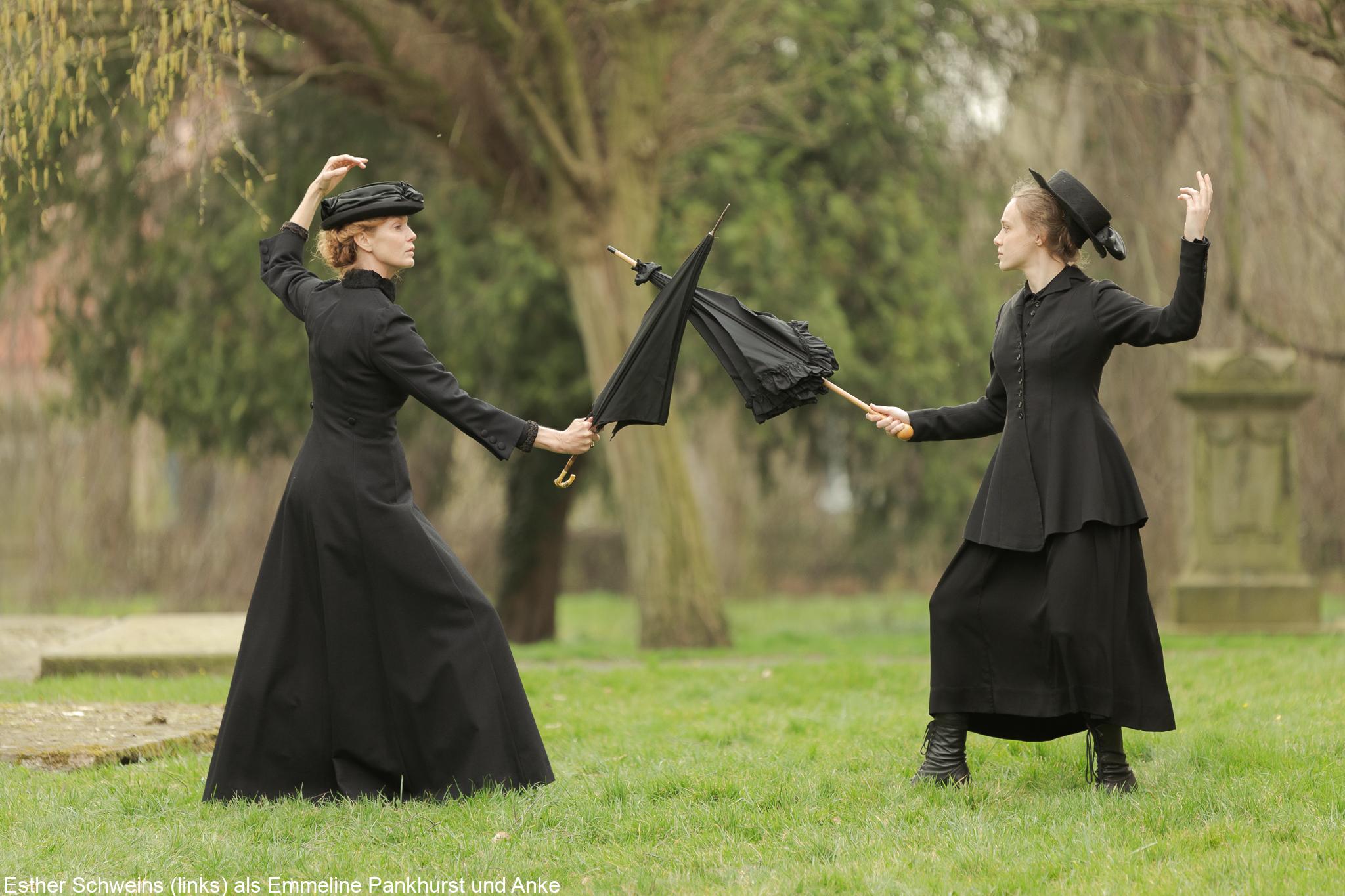 Esther Schweins (links) als Emmeline Pankhurst und Anke
Retzlaff (rechts) als Christabel Pankhurst.