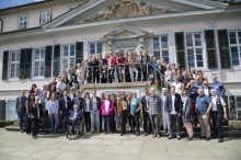 Von der Krone zum Schloss: Die Kinoprogrammpreisträger und -preisträgerinnen 2018 mit Preispatin Emma Bading (die Fünfte von links oben auf der Treppe) am Schloss von Bad Pyrmont; Foto: © nordmedia/Pulsfotografie