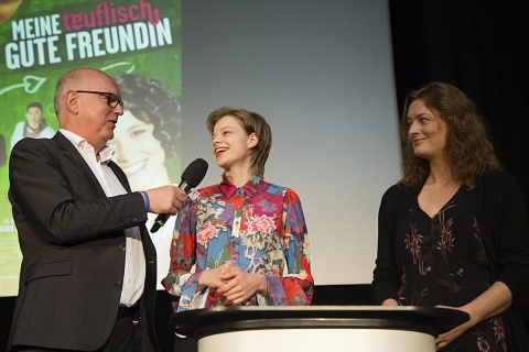 nordmedia-Geschäftsführer Thomas Schäffer im Gespräch mit Preispatin Emma Bading und Produzentin Solveig Fina