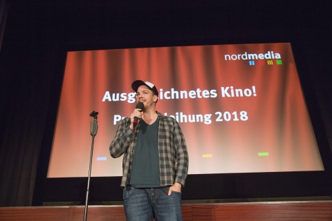 Stand-Up Comedian, Synchronsprecher und "eigentlich Schauspieler" Jan van Weyde brachte den Saal zum Lachen und begeisterte durch seine Synchron-Einlagen.