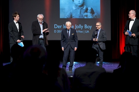 DGB-Filmpreis für DER LETZTE JOLLY BOY:  Hans-Erich Viet (2. v.l.) mit Leon Schwarzbaum bei der Preisverleihungsgala