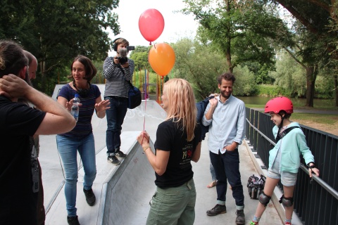 das Team von GEBURTSTAG (AT) im Skatepark in Hannover Linden-Süd mit Regisseurin Henrietta Langholz (2. v.l.) © Lea Siebler