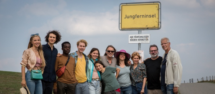 v.l.: Luissa Cara Hansen, Jascha Baum, Benny Opoku-Arthur, Bjarne Meisel, Emma-Katharina Suthe, Lilly Terzic, Hannes Hubach (Kamera), Ziska Riemann (Regie), Palina Rojinski, Anatol Nitschke (Produzent) und Jochen Coldewey (nordmedia), © deutschfilm