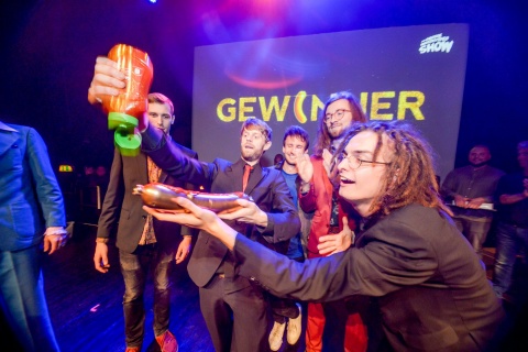 Das Gewinnerteam "The Planetoids" aus Hannover erhielt "Die goldene Wurst"| Foto: Die Große Musikvideoshow