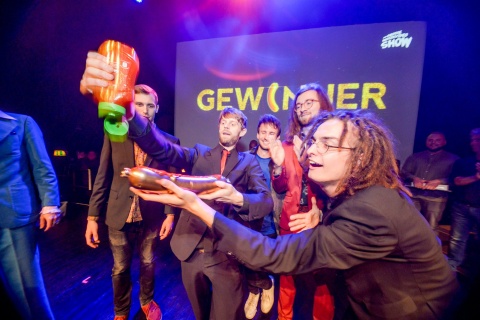 Das Gewinnerteam "The Planetoids" aus Hannover erhielt "Die goldene Wurst"| Foto: Die Große Musikvideoshow