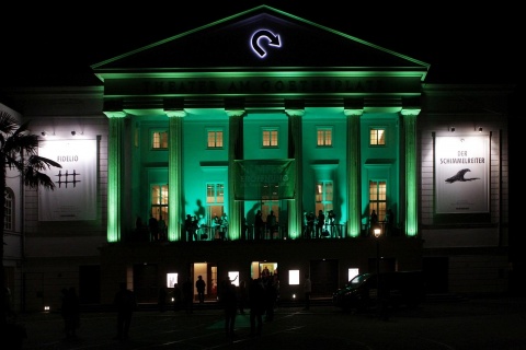 Das Theater Bremen leuchtet grün zum Filmfest Bremen Auftakt. Foto © Jörg Landsberg